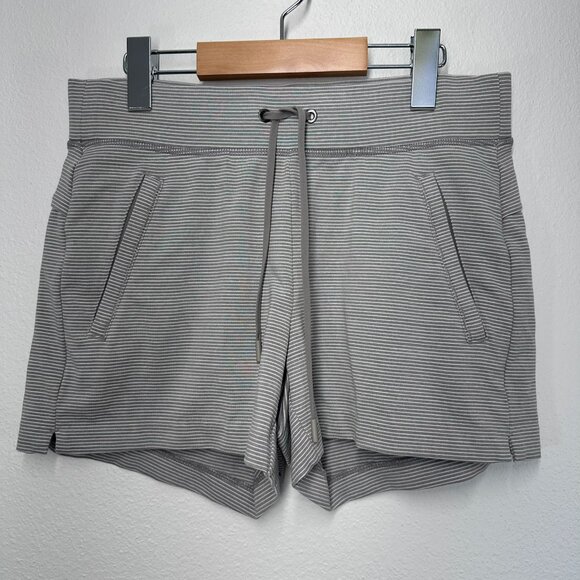 Athleta Gray Stripe Modern Metro Shorts Zip Back Pocket Women's XSmall - Picture 1 of 9